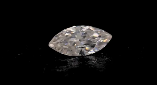 Collar de diamantes con marco doble de oro blanco de 10 K en forma de pera compuesto